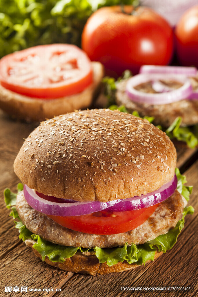 美味牛肉汉堡摆于木桌