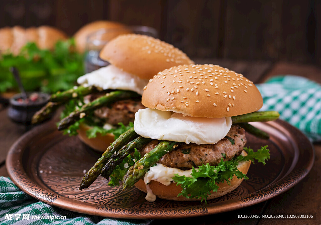 美味汉堡配鲜嫩芦笋