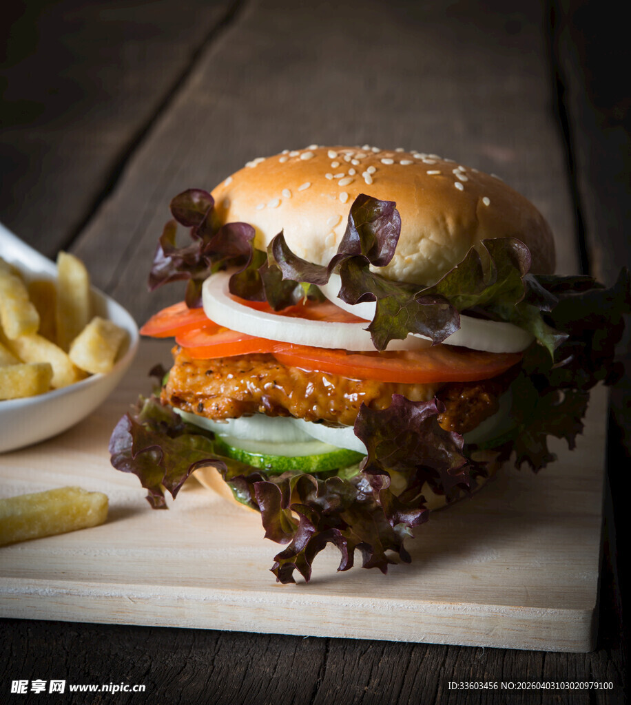 美味鸡肉汉堡配薯条