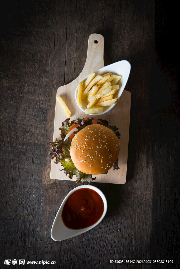 美味汉堡配薯条与酱料