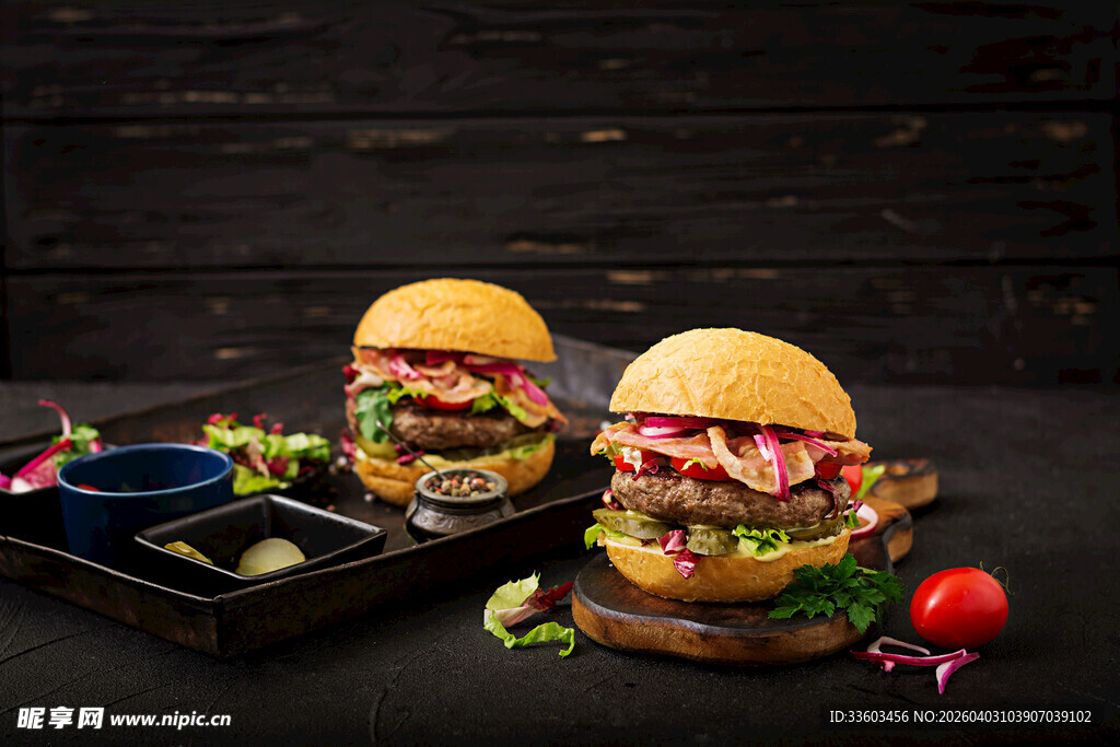 美味双汉堡搭配多样配菜