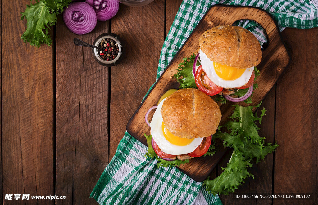 木制背景上的美味汉堡