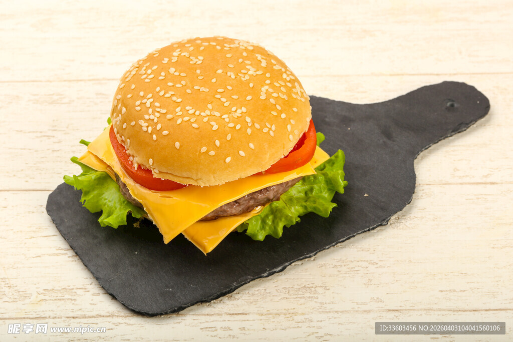 美味芝士汉堡置于石板上