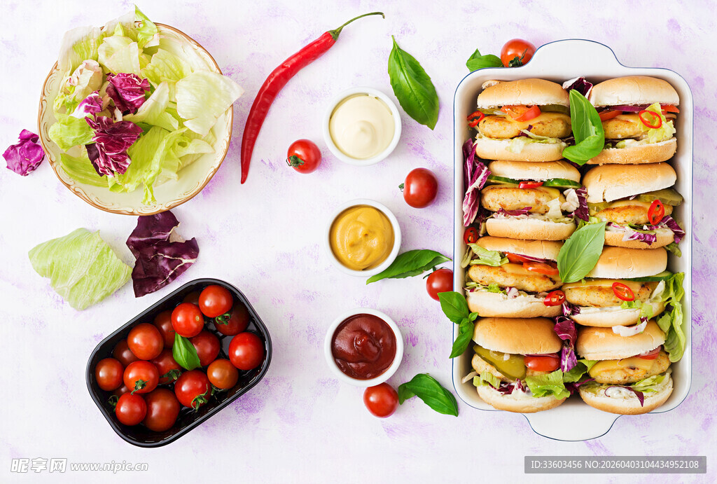 美味汉堡与多样配菜组合