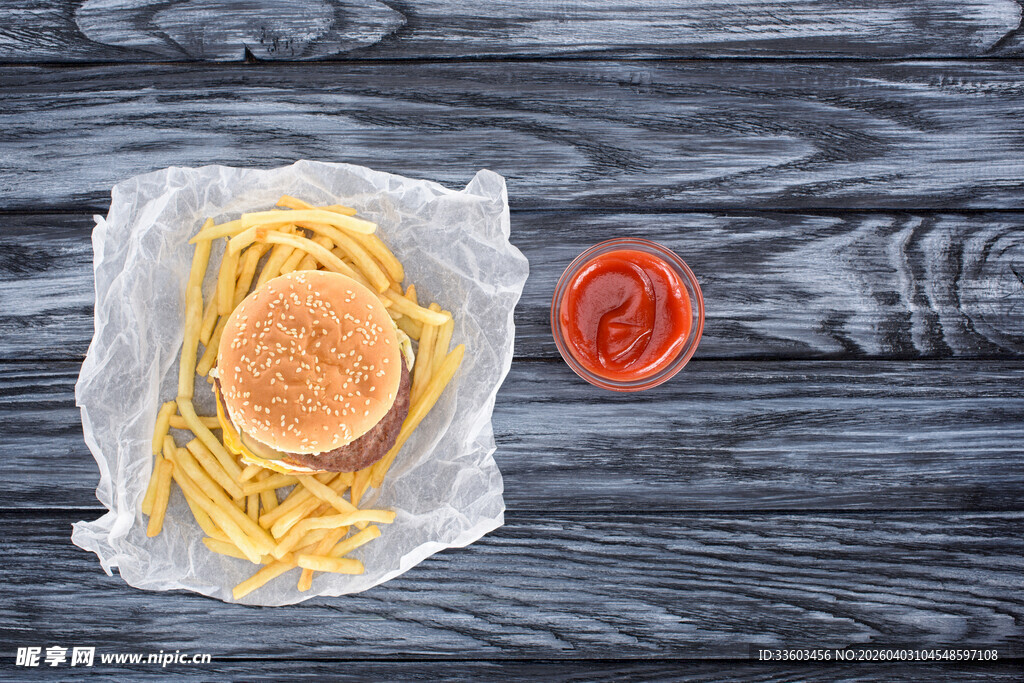 汉堡薯条配番茄酱