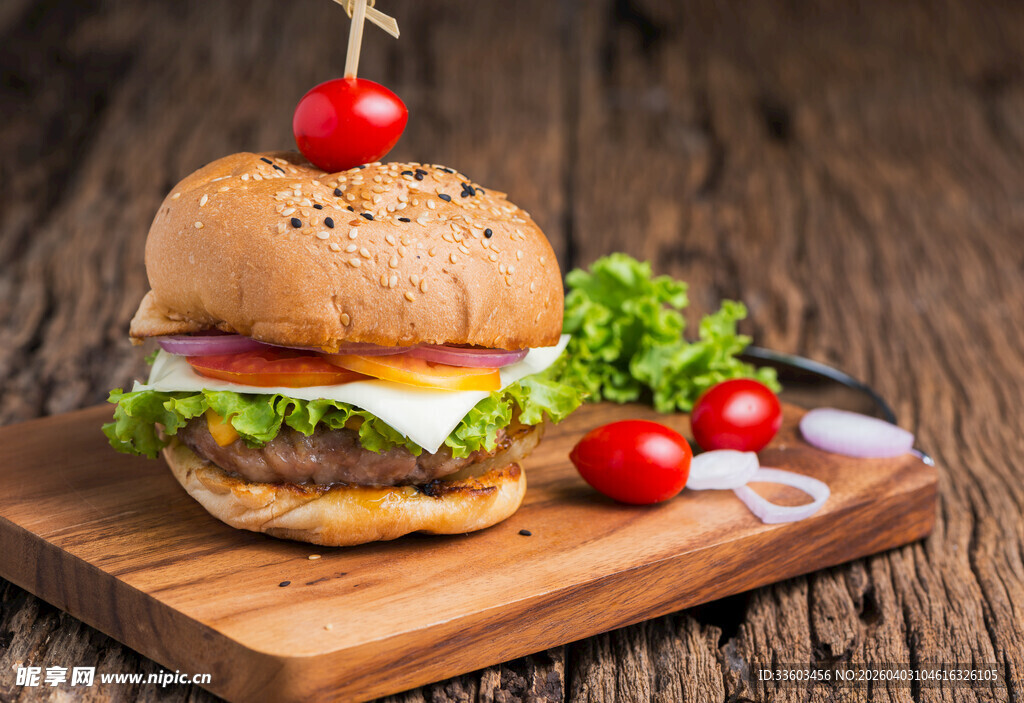 美味牛肉汉堡配新鲜蔬菜