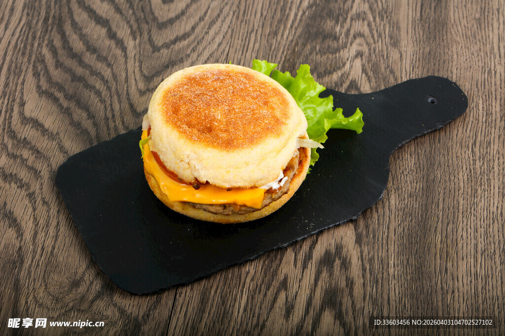 美味汉堡置于黑色托盘上