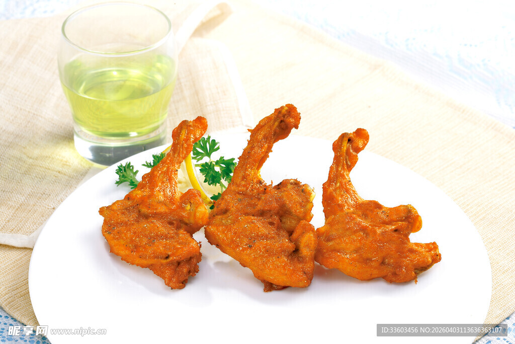 美味炸鸡翅摆放在盘中