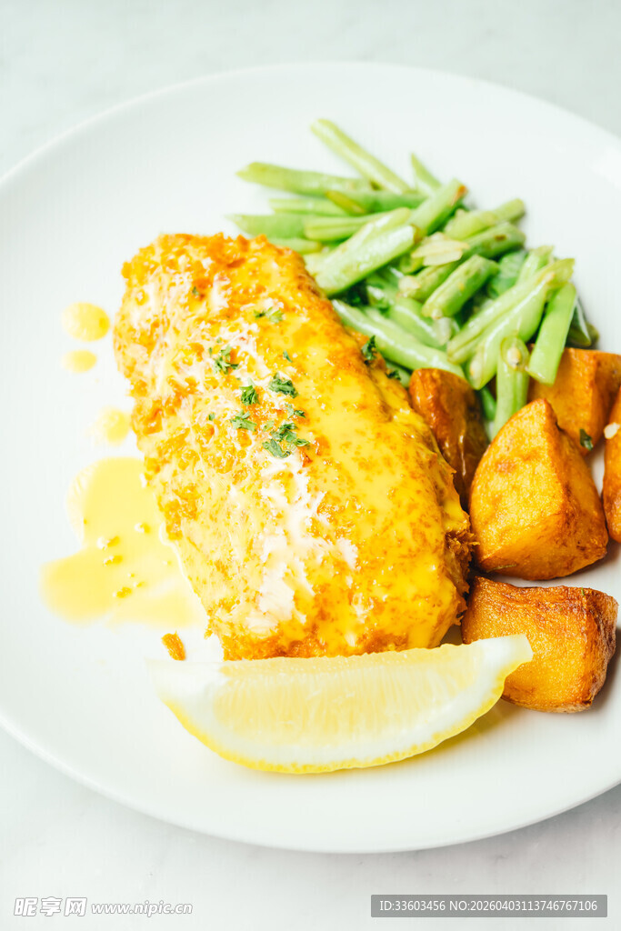 香煎鱼配蔬菜与柠檬