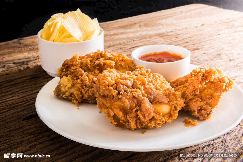 美味炸鸡配薯条与蘸酱