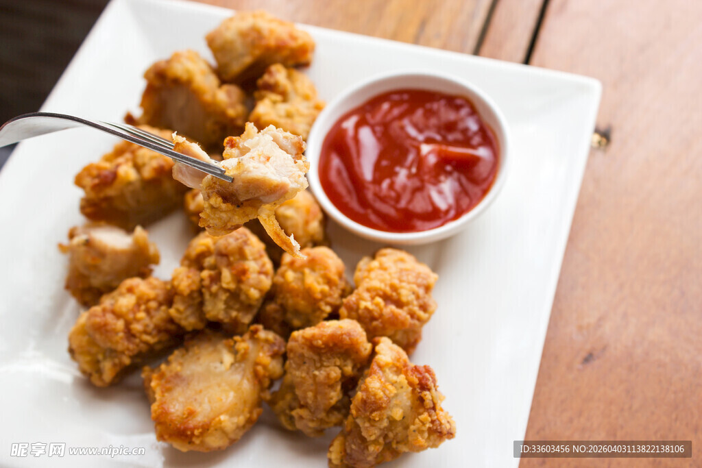 美味炸鸡块配番茄酱