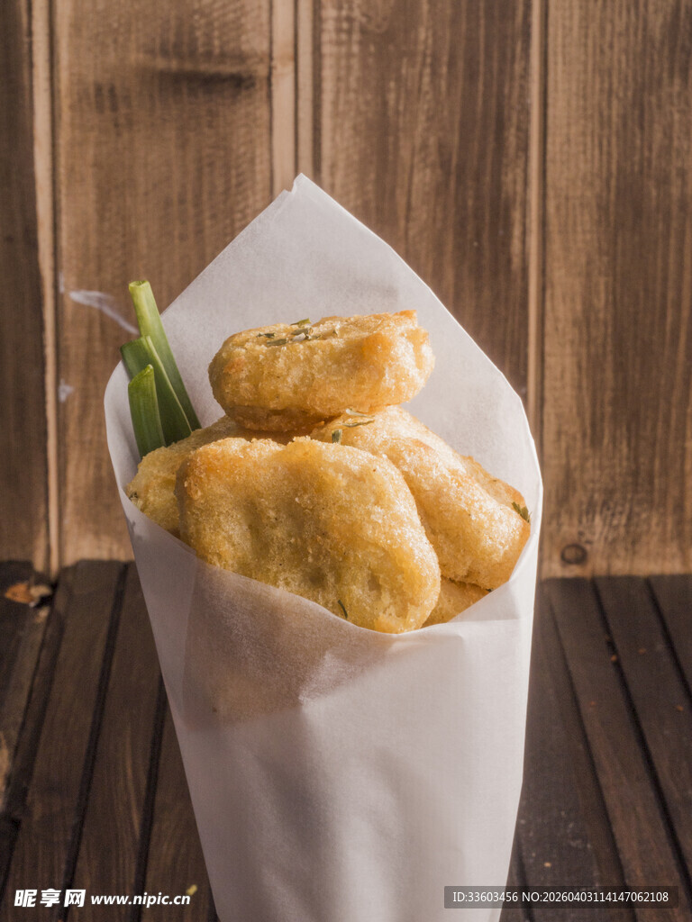 纸袋中的美味油炸小食