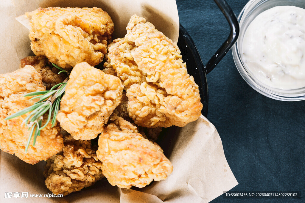 香脆炸鸡搭配蘸酱