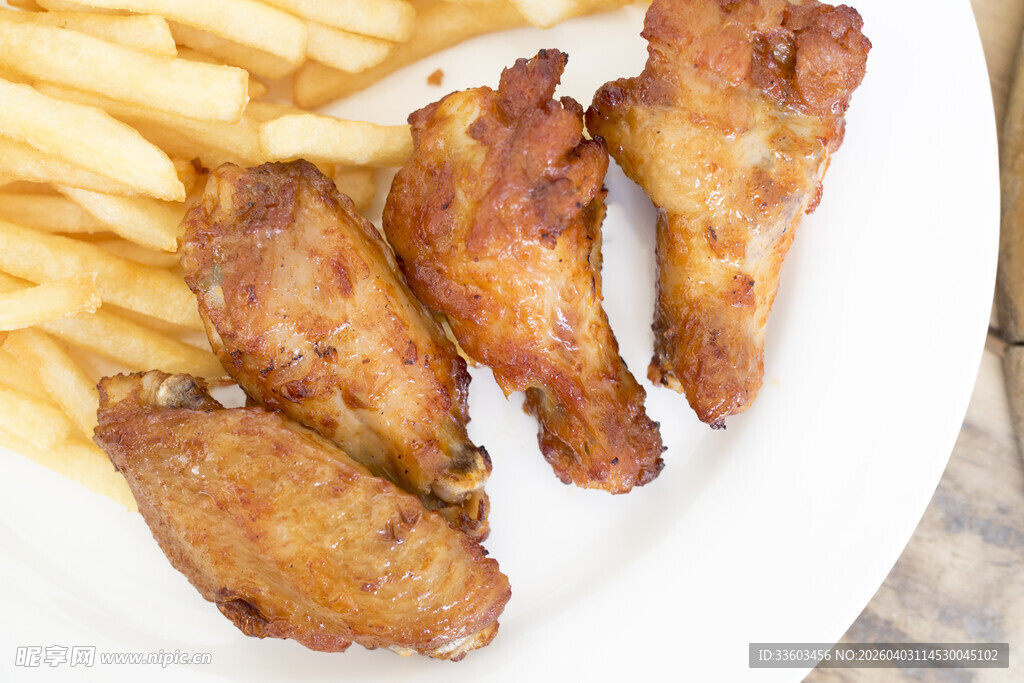 炸鸡翅配薯条美食特写