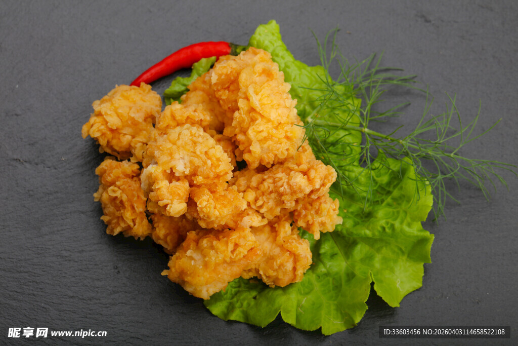 香酥炸鸡块配新鲜蔬菜