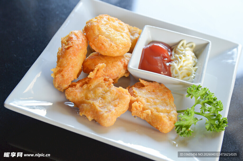 香炸鱼块配蘸酱与装饰