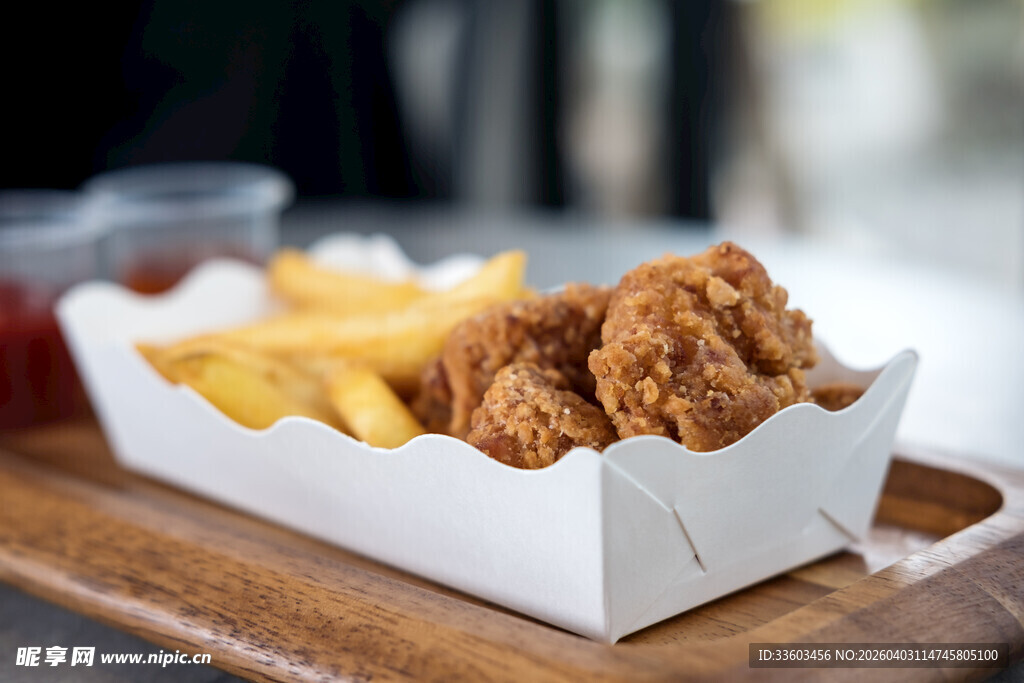 美味炸鸡配薯条