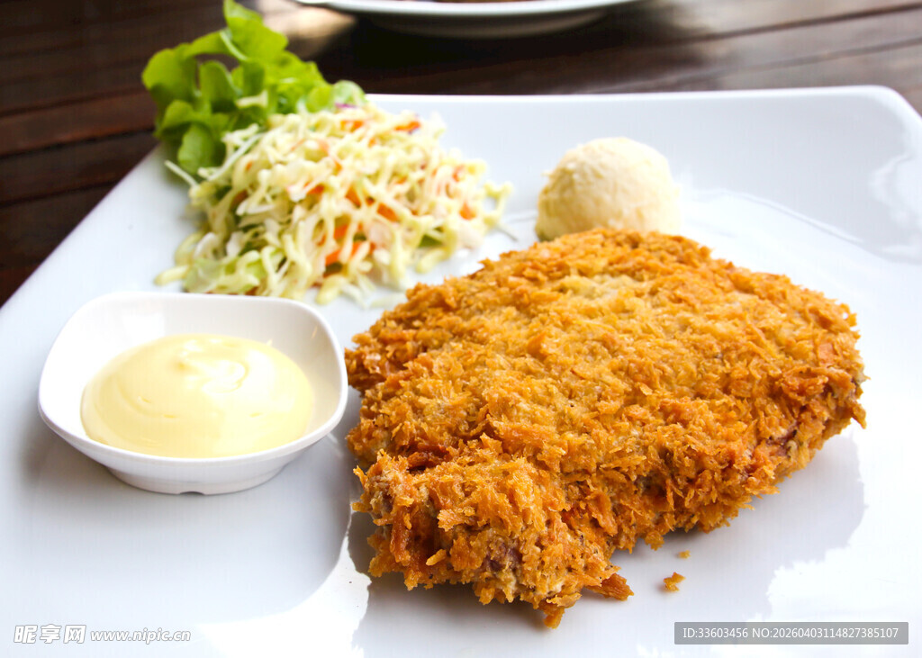 香酥炸猪排配沙拉与蘸酱