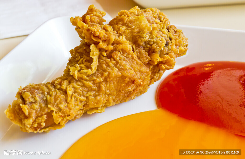 美味炸物配双色酱汁