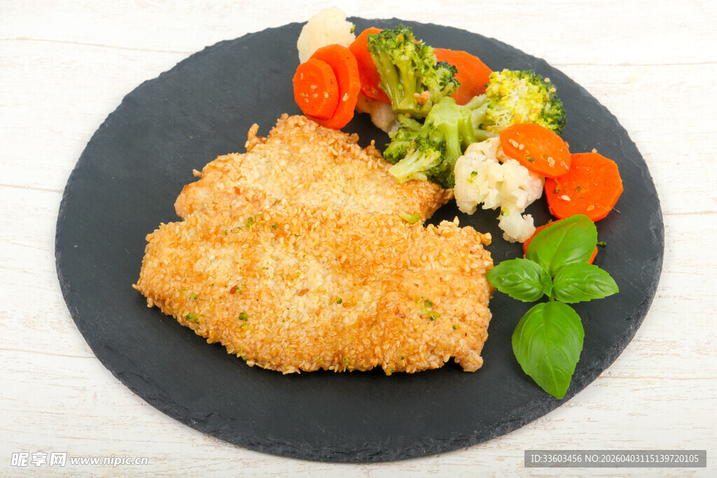 香酥炸鱼配多彩蔬菜