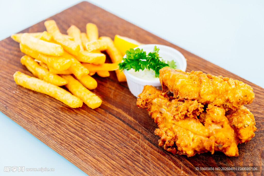 木盘上的炸鸡块与薯条