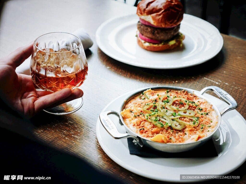 手持饮品与美味餐食