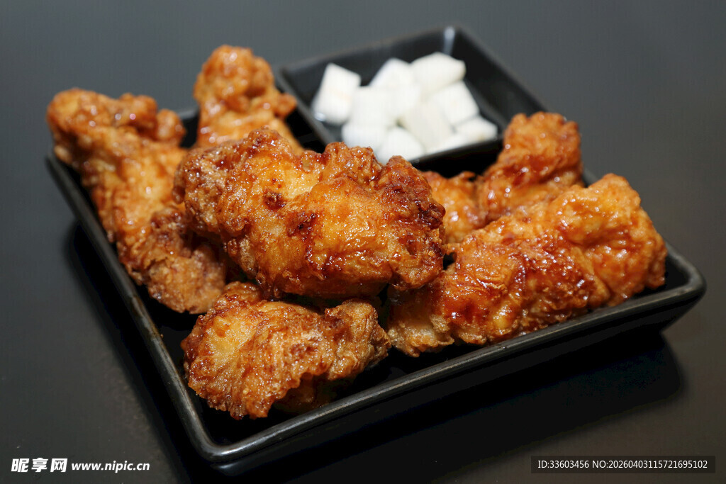 美味炸鸡配蘸酱