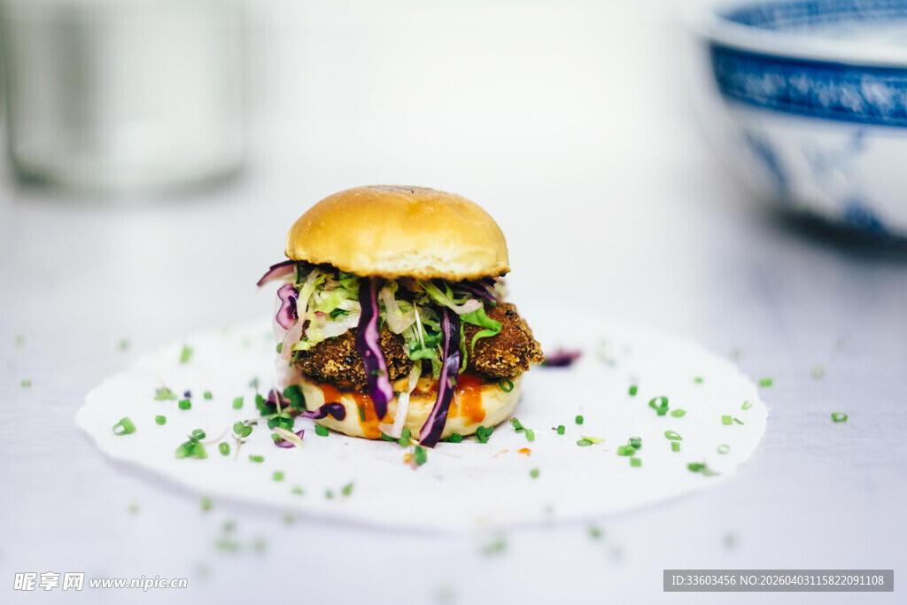 美味牛肉汉堡精致摆盘