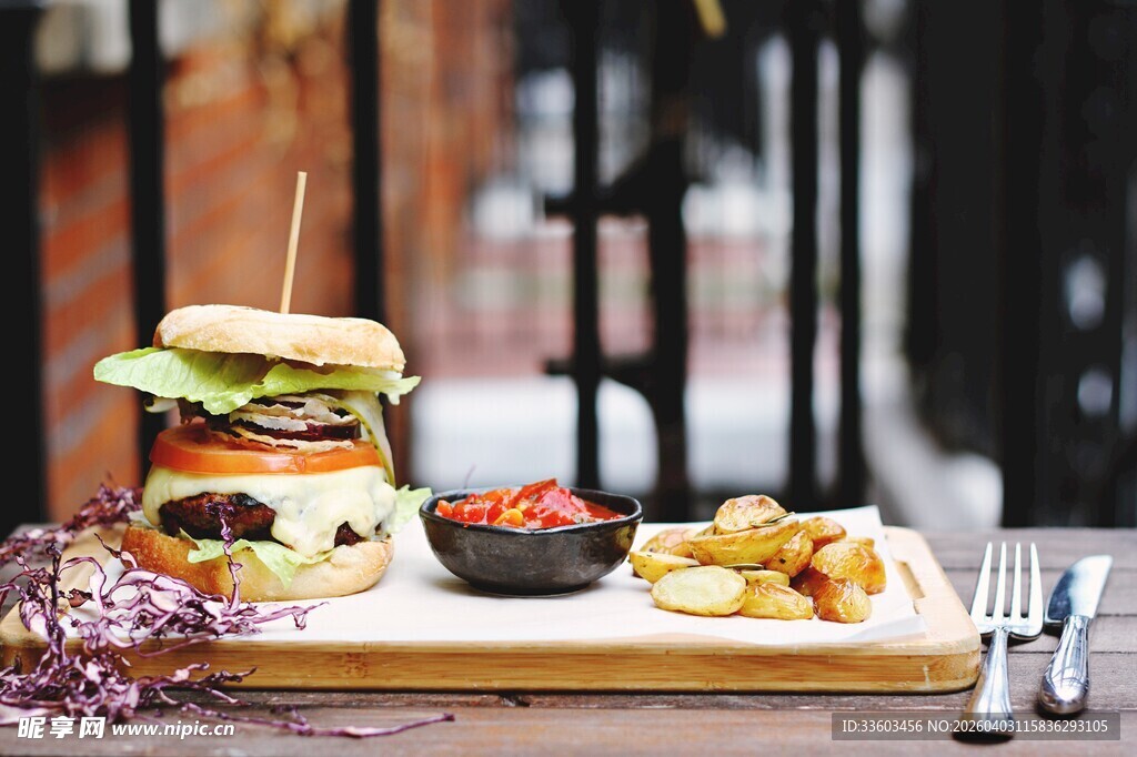 美味汉堡与配菜诱人组合