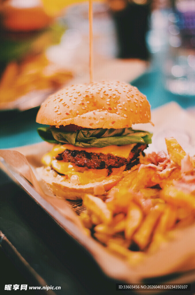 美味汉堡搭配金黄薯条