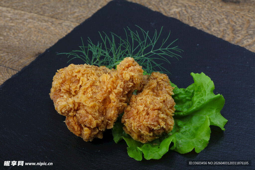 美味炸鸡翅配新鲜生菜