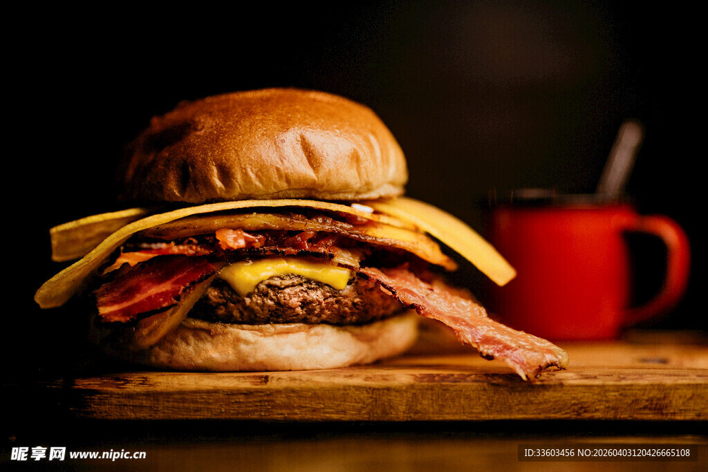 美味多层牛肉汉堡特写