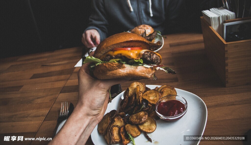 美味汉堡与薯条诱人组合