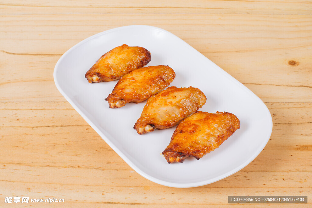 白色盘中的美味烤鸡翅