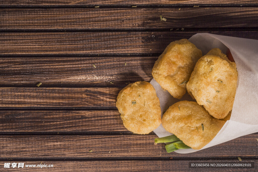 纸袋中的美味薯球