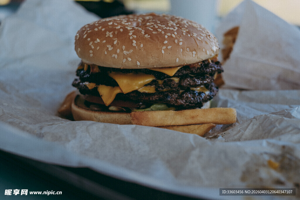 美味双层芝士牛肉汉堡
