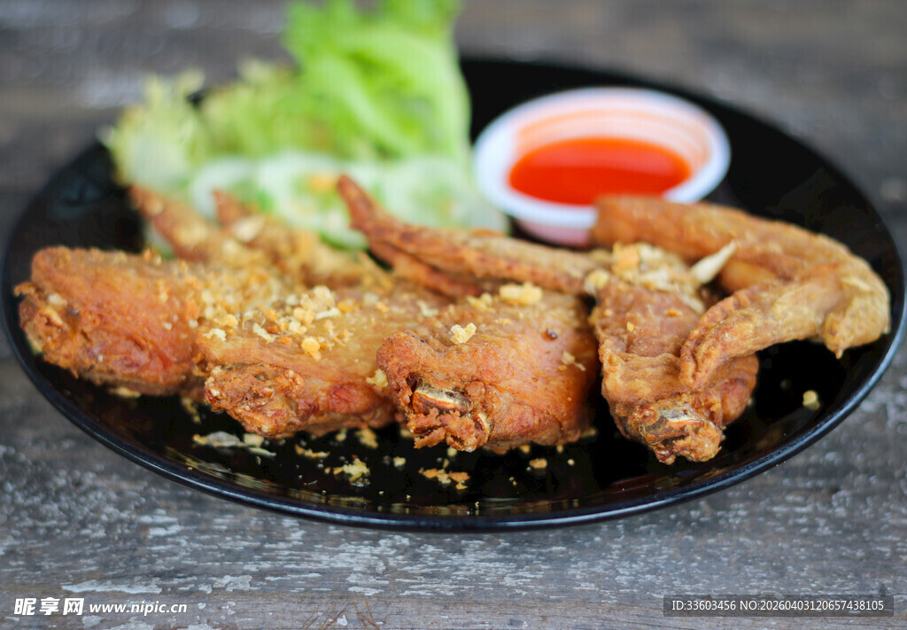 香酥炸物配蘸酱与蔬菜