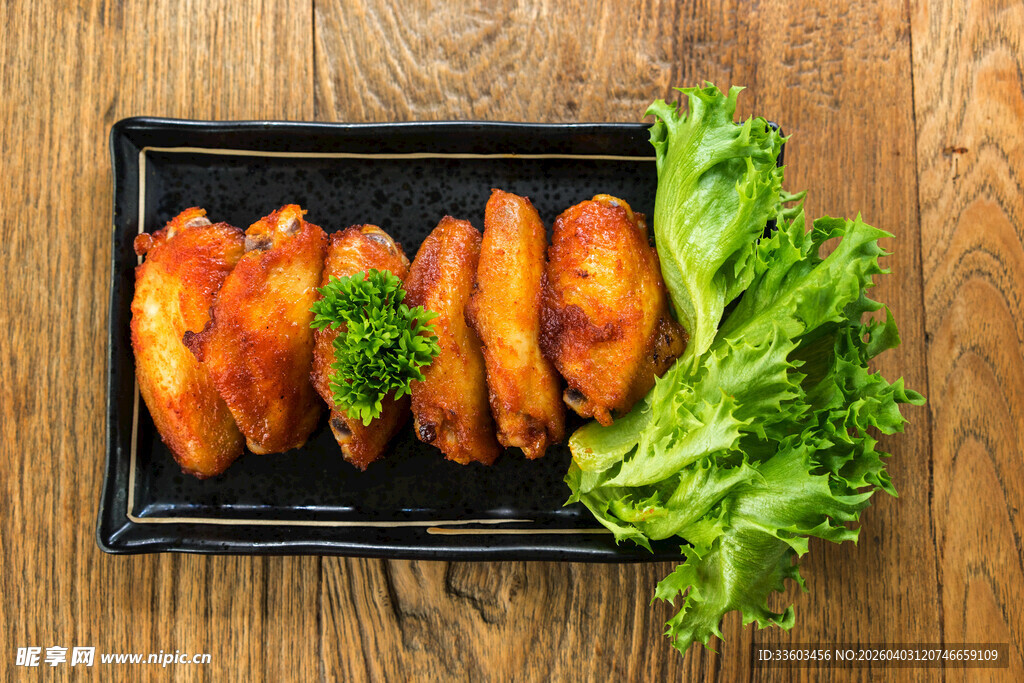 美味烤鸡翅配新鲜生菜