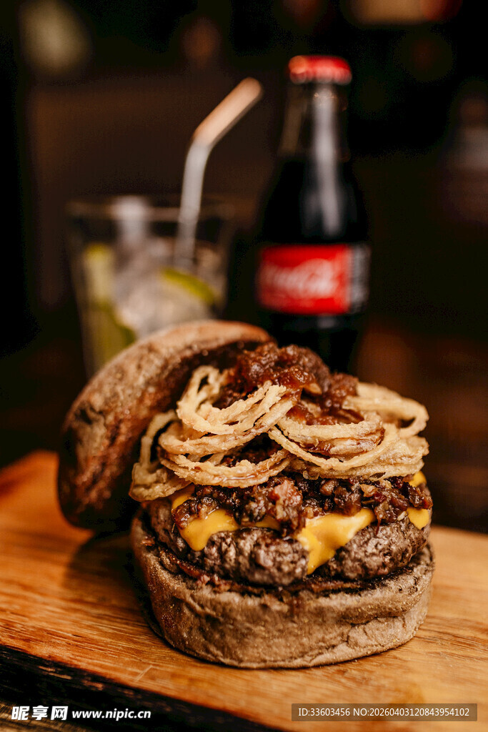 美味双层牛肉汉堡特写