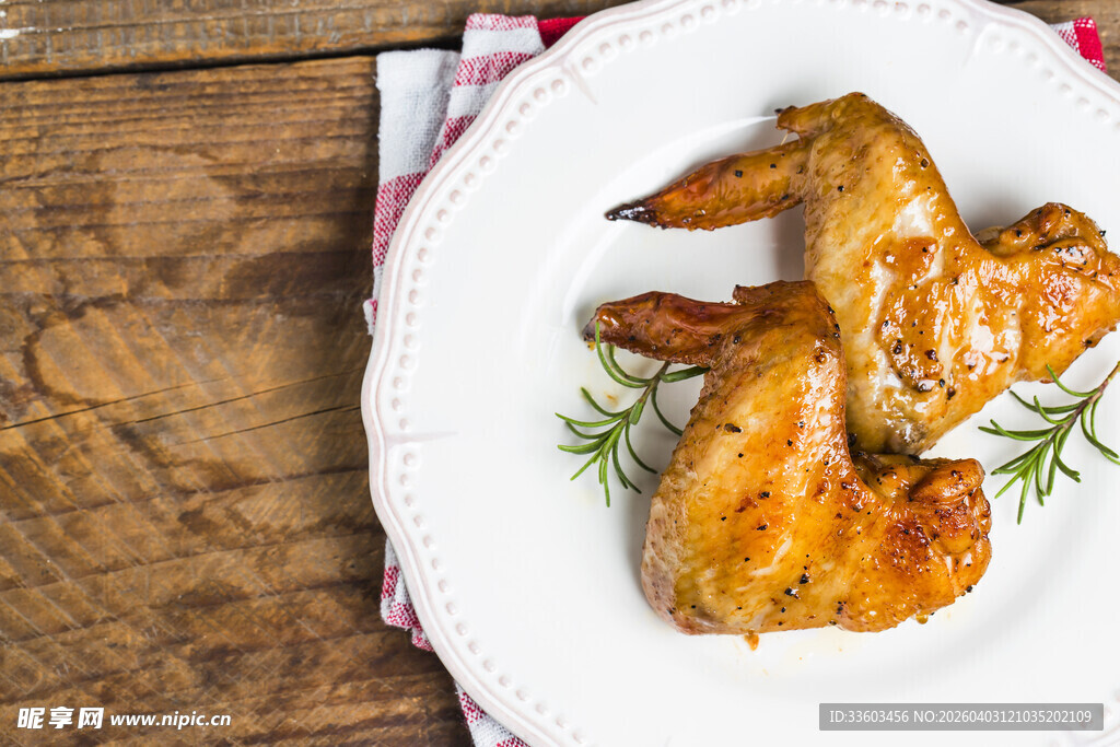 烤鸡翅摆放在白色盘中