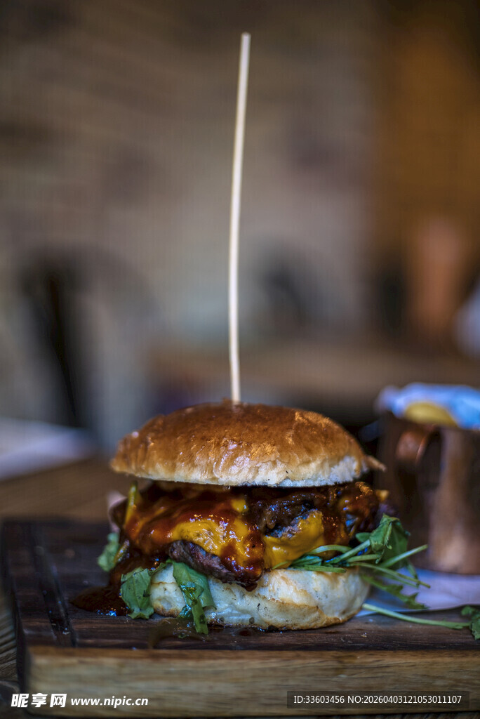 美味多汁的特色汉堡