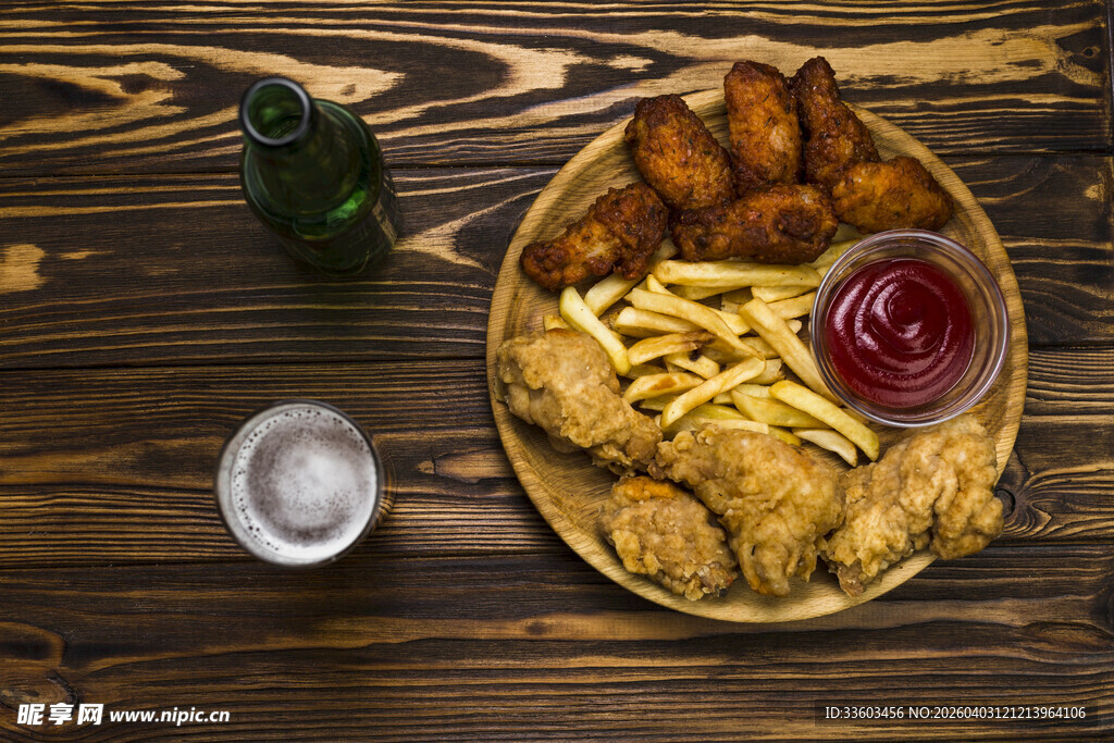 美味炸鸡配薯条与蘸酱