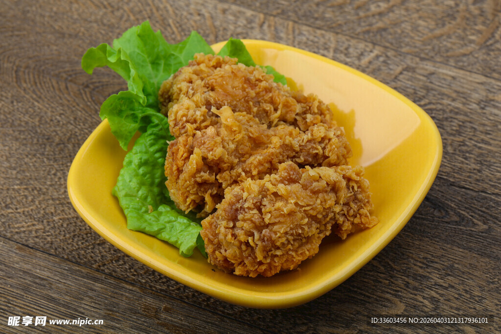 黄色盘中的美味炸物