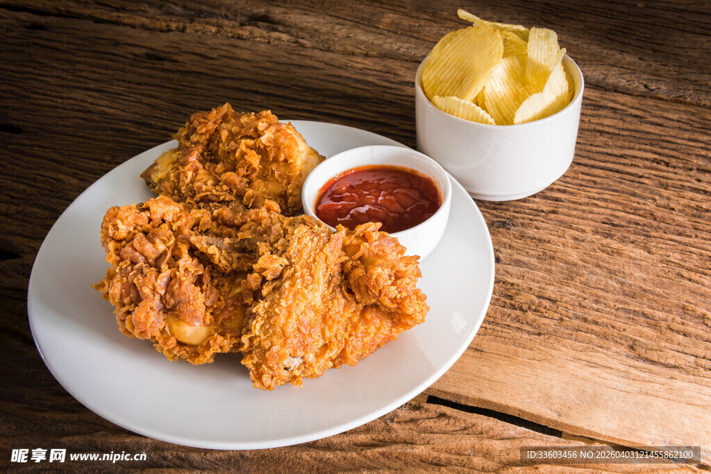 美味炸鸡配蘸酱与配菜