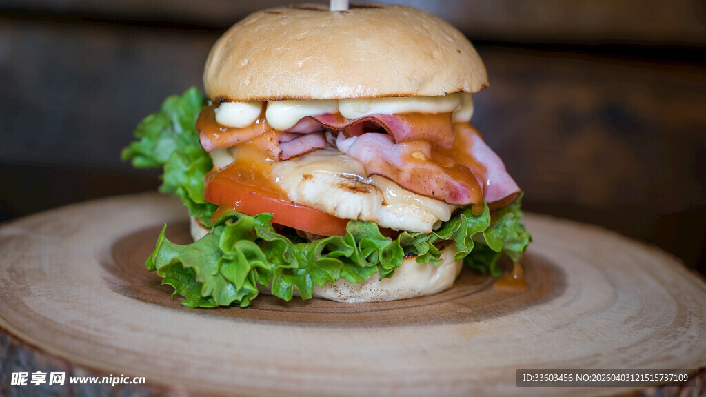 美味汉堡置于木盘上
