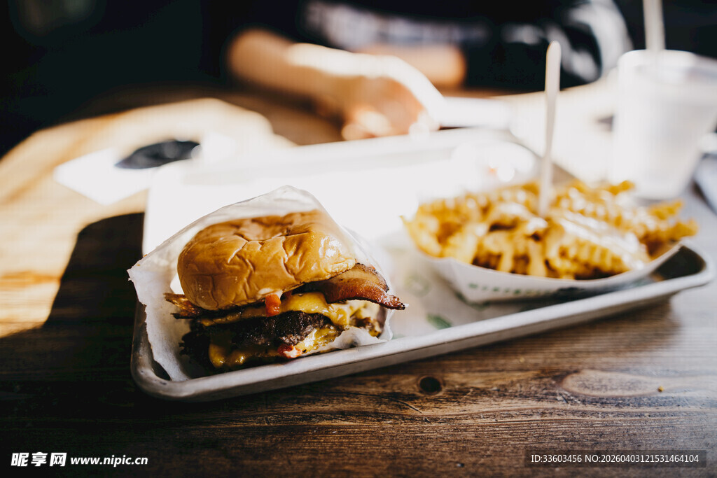 美味汉堡配薯条套餐