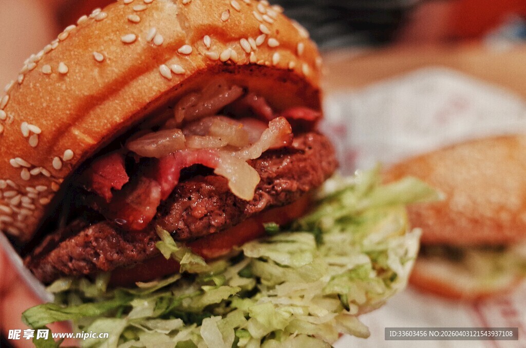 美味多汁的牛肉汉堡
