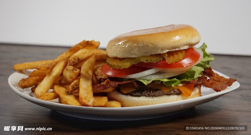 美味汉堡配香脆薯条