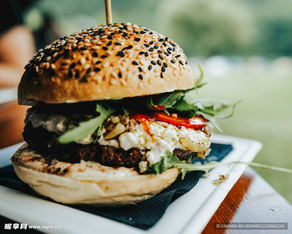 美味多层汉堡诱人呈现