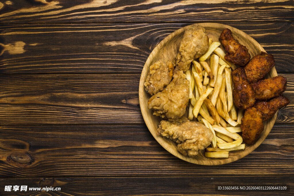 木桌上的炸物拼盘